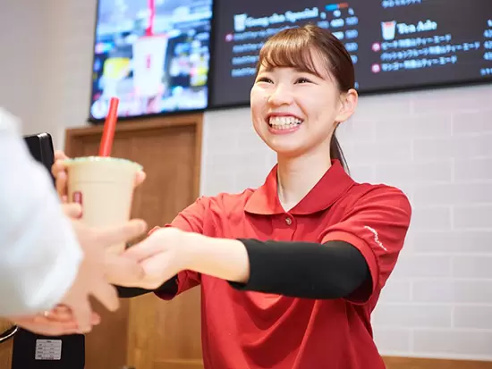 接客で一番大切なのは「笑顔」。気持ちの良いサービス提供を心がけています！