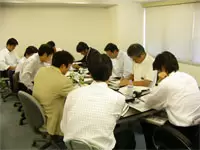 当社営業部の会議風景。営業社員との連携は大切です！
