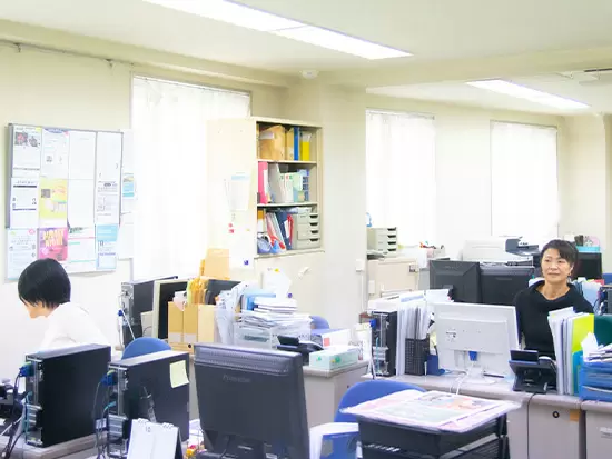 オフィスは六本木の日当たりがいいビルにあります。近くに商業施設も多く、通勤も楽しめます☆