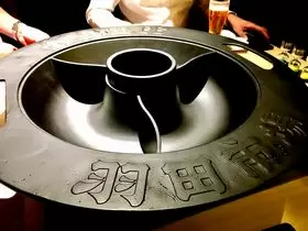 原則として4名での予約、食べ方は細かい指示があるなど、注文の多い料理店として注目を集めている「黒鍋」