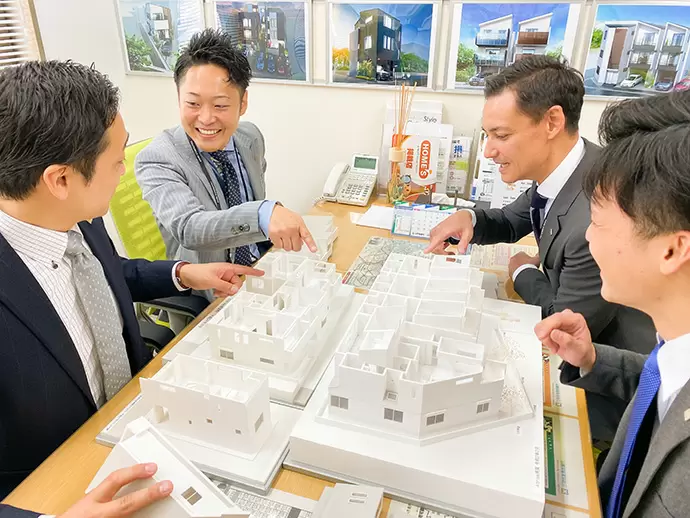 事務や営業など部署を超えて相談することもあります！