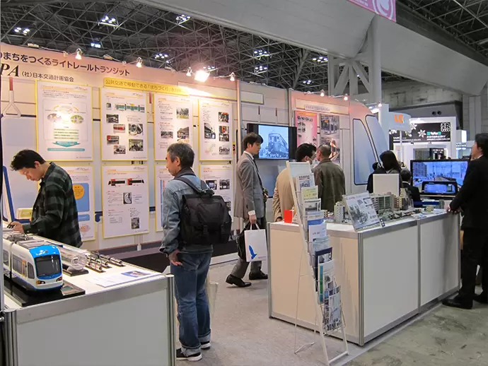 日頃の研究成果を学会や展示会、機関誌などで広める活動も行っています。