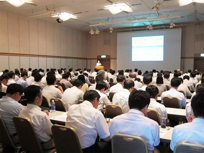独自企画の講演会も開催。毎回大勢の受講者が集まっています。
