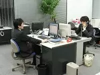 新しい事務所です。広々とした空間です。
