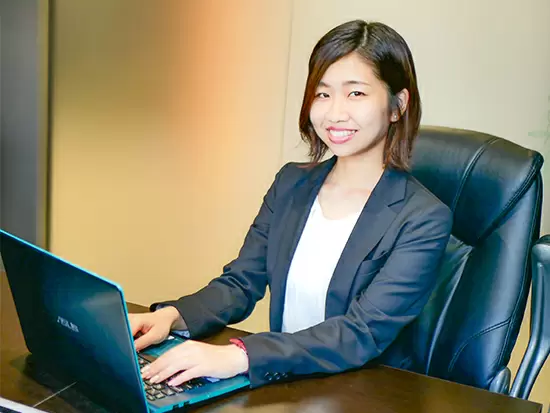 一般的な事務作業からお客様の案内まで、幅広い業務に携わることが出来ます！！