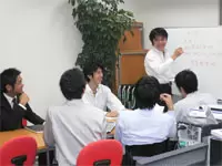 提案内容をディスカッションする光景もよく見られます。