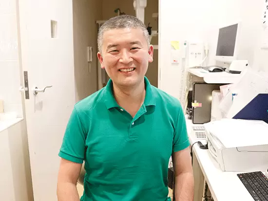 アロハと呼ばれる院長。ハワイで結婚式を挙げてからアロハシャツのファンに！春～秋までアロハシャツです。