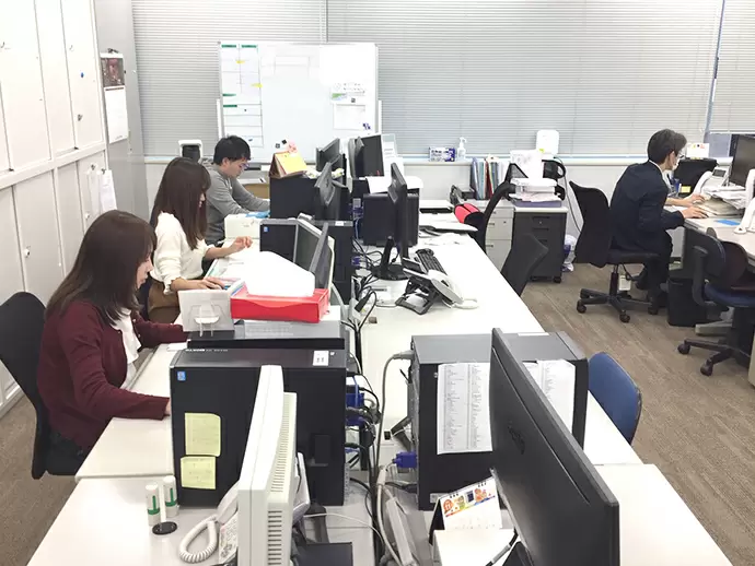 明るい社内ではみんな仕事に集中！時折楽しそうに談笑する声も◎