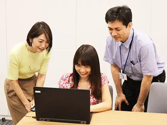 分からないことは遠慮なく聞いてください。先輩社員が丁寧にお教えします！