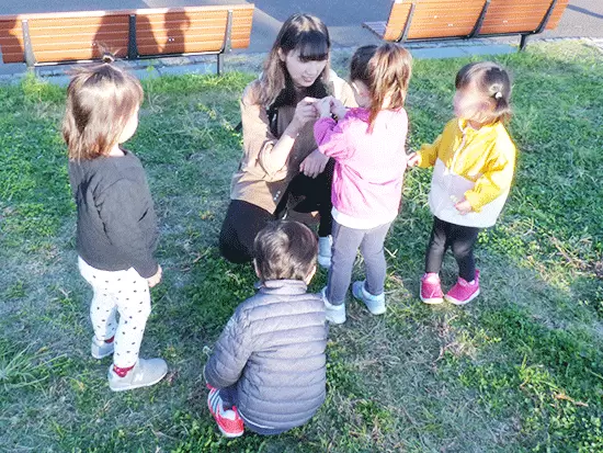 天気の良い日は近所の二子玉川公園へお散歩。元気に原っぱを駆け回り、楽しく過ごしています！