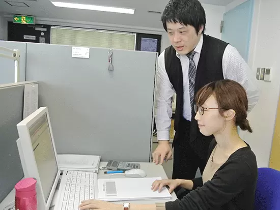 【未経験OK】分からないことは、周りの先輩や代表が丁寧すぎるくらいに優しく教えてくれるので安心です。