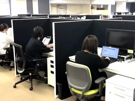 デスクパーテーション完備で業務に集中しやすい環境★コロナ対策もばっちり！