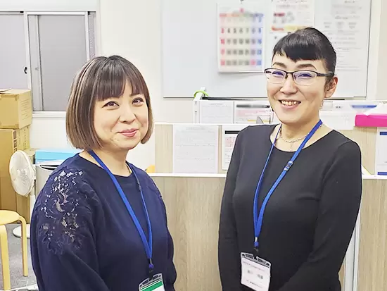 オフィスカジュアルOK。ネイルや髪型も自由です。