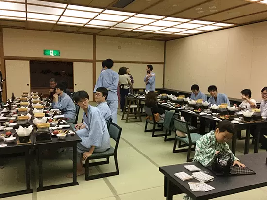 部署の垣根を越えて、社員同士がコミュニケーションを活発にとっています。