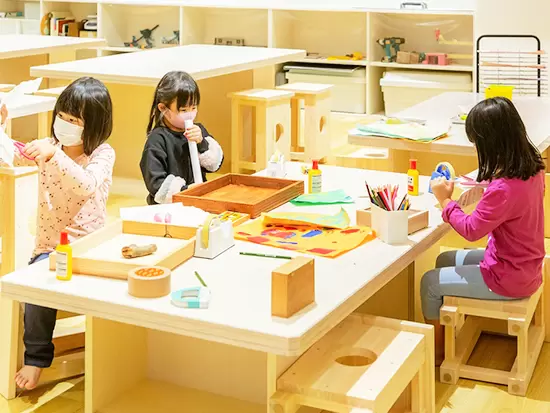 子どもたちが遊びながら学べる空間は、笑顔と元気であふれています♪