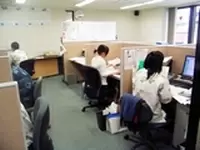 明るいオフィスで仕事に集中！！