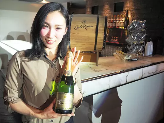 フロントでワインが飲み放題など、お客様が感動するサービスを展開。