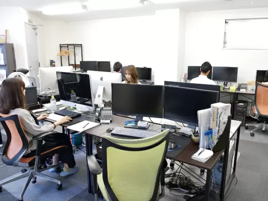 オフィスはこんな雰囲気。まじめそうに仕事していますが、実はけっこう冗談も飛び交っています（笑）。