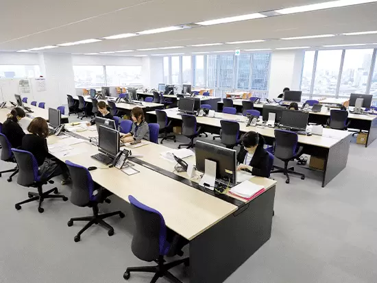 本社の様子☆部署関係なく、サポートし合いながら働いています♪