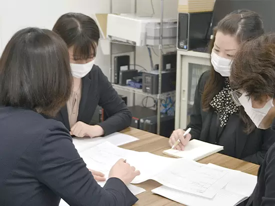 事務スタッフは合計5名の少数チーム。こまめにコミュニケーションを取りながらお仕事をしています。