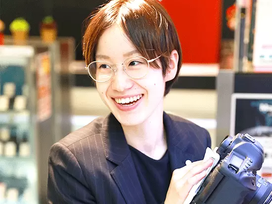 『じっくり吟味したい』というお客様に、居心地よく過ごしていただけるソファスペースも完備しています。