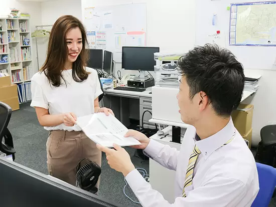 社員のコミュニケーションが活発で笑顔が絶えない社内。お互いを支え合うチームワークも当社の魅力です！