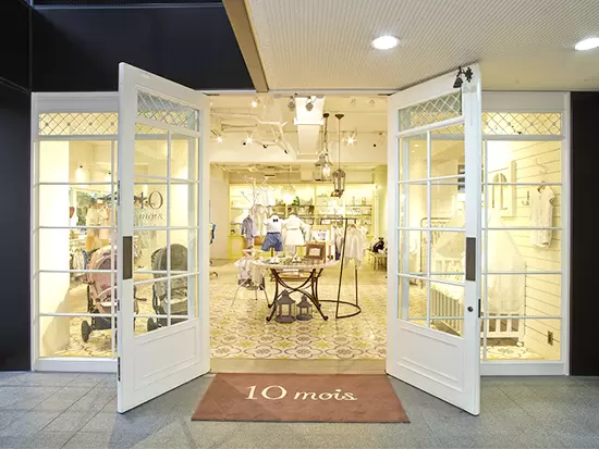 5つの自社ブランドを取り扱う直営店10moisは、イエローをベースにしたあたたかい店内イメージ。