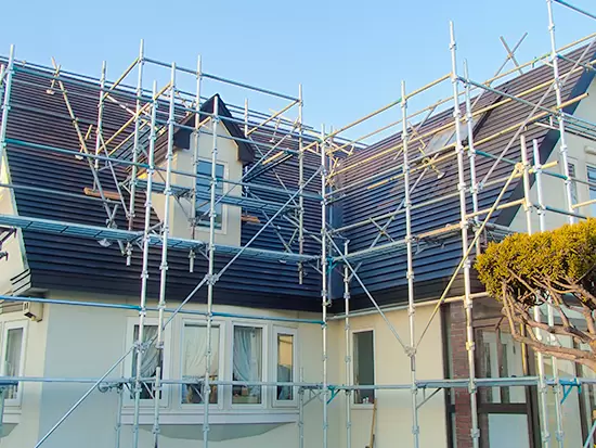 実際に使用されている当社の足場。建設現場に欠かせない役割を担っています。