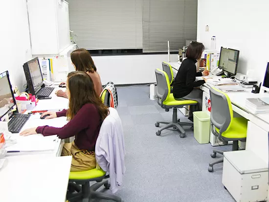 デザインチームだけの部屋で、集中して業務に取り組めます。テキパキとこなしていきましょう。