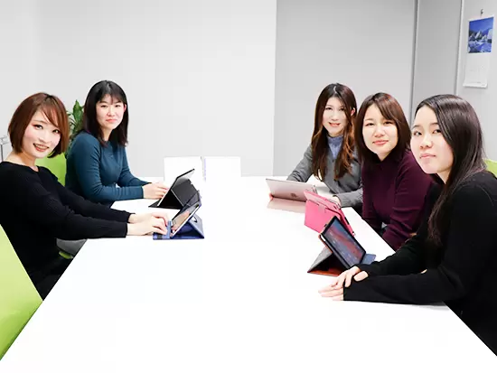 お客様へ訪問する前に情報共有！お互いのノウハウを教え合い、助け合う社風です。