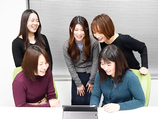 コミュニケーションの活発な職場！役職関係なしに社員同士の距離が近い点も魅力です。