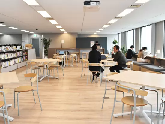 清潔で広々としたフリースペースは、休憩や打ち合わせなどに活用されています。
