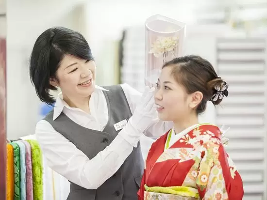 振袖を中心としたお客様の美しさを引き出す様々な商品をご提案します。