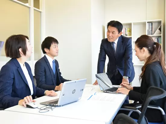 ▲年齢も経歴も様々ですが、談笑し、相談し合える風通しのよさ。