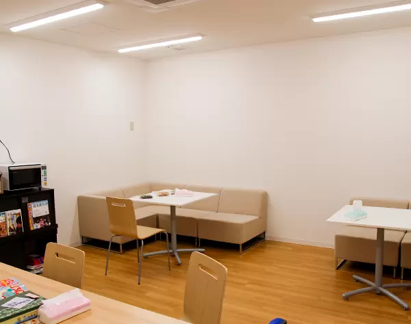 西が丘園のスタッフ控え室。広さは約10畳あり、休憩中の快適さを決め手に入社した人もいます！