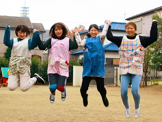 広い園庭や木で作られたロフトなど、様々な設備があります♪ぜひ見学に来てください！