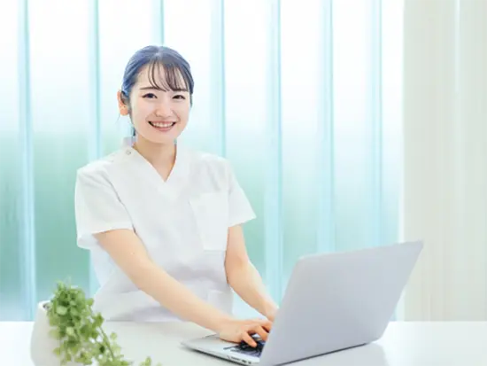 受付｡スタッフが笑顔で患者様をお迎えします。
