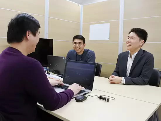 社内は明るくコミュニケーションが取りやすい雰囲気。すぐになじんでいただけると思います！