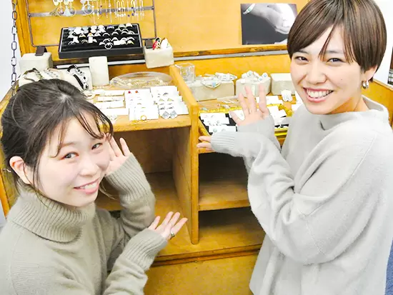 自身が企画・デザインしたアクセサリーを店頭で目にすることも♪
