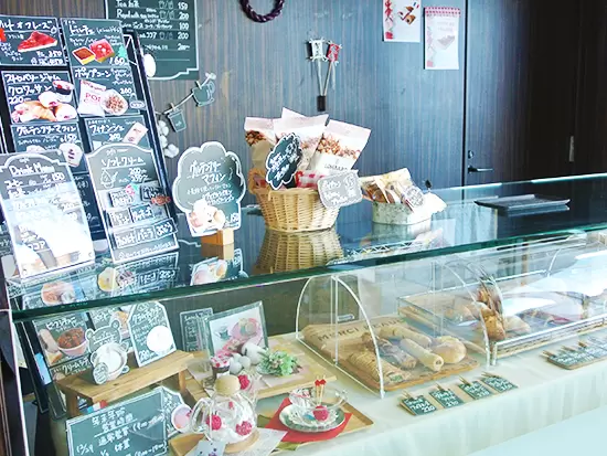 カフェスペースでは簡単な軽食を提供。住民の憩いの場となっています