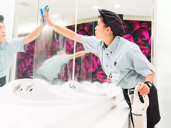 お客様が気持ち良く店舗を利用していただくために、隅々までキレイにします！