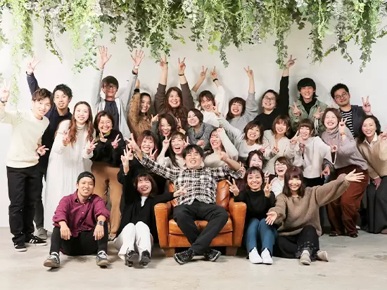 プランナー、ヘアメイク、フォトグラファーと職種の垣根なく、誰とでも話しやすいフラットな環境です。