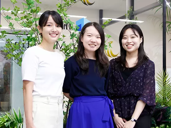 配属部署は全員が女性社員。働くママも在籍していて、ワイワイ仕事を楽しんでいます！