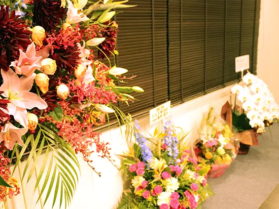 オフィス移転に伴い、大手クライアントからお祝いの花束をいただきました。