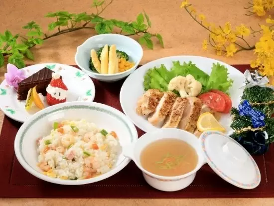 施設は老人ホームや病院がほとんど。お年寄りの健康を食で支えてください。