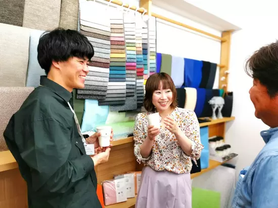 社員の距離は近く何でも話し合える環境です♪
