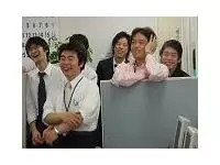 ピンクのシャツを着ているのが代表の富田。社員とも仲良しです！