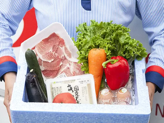お届けする食材は多くてもこのくらい。段ボール一杯の重い荷物を運ぶことはないんです。
