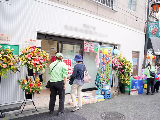 イベントスタッフは医院前の装飾/準備/お客様のお誘いを担当。ディレクターは初日スタート時フォローを担当
