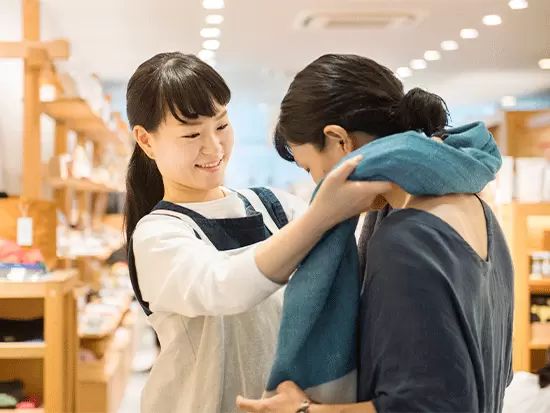一人ひとりが「ブランドの顔」という意識を持ちながら、丁寧な接客を行っています。